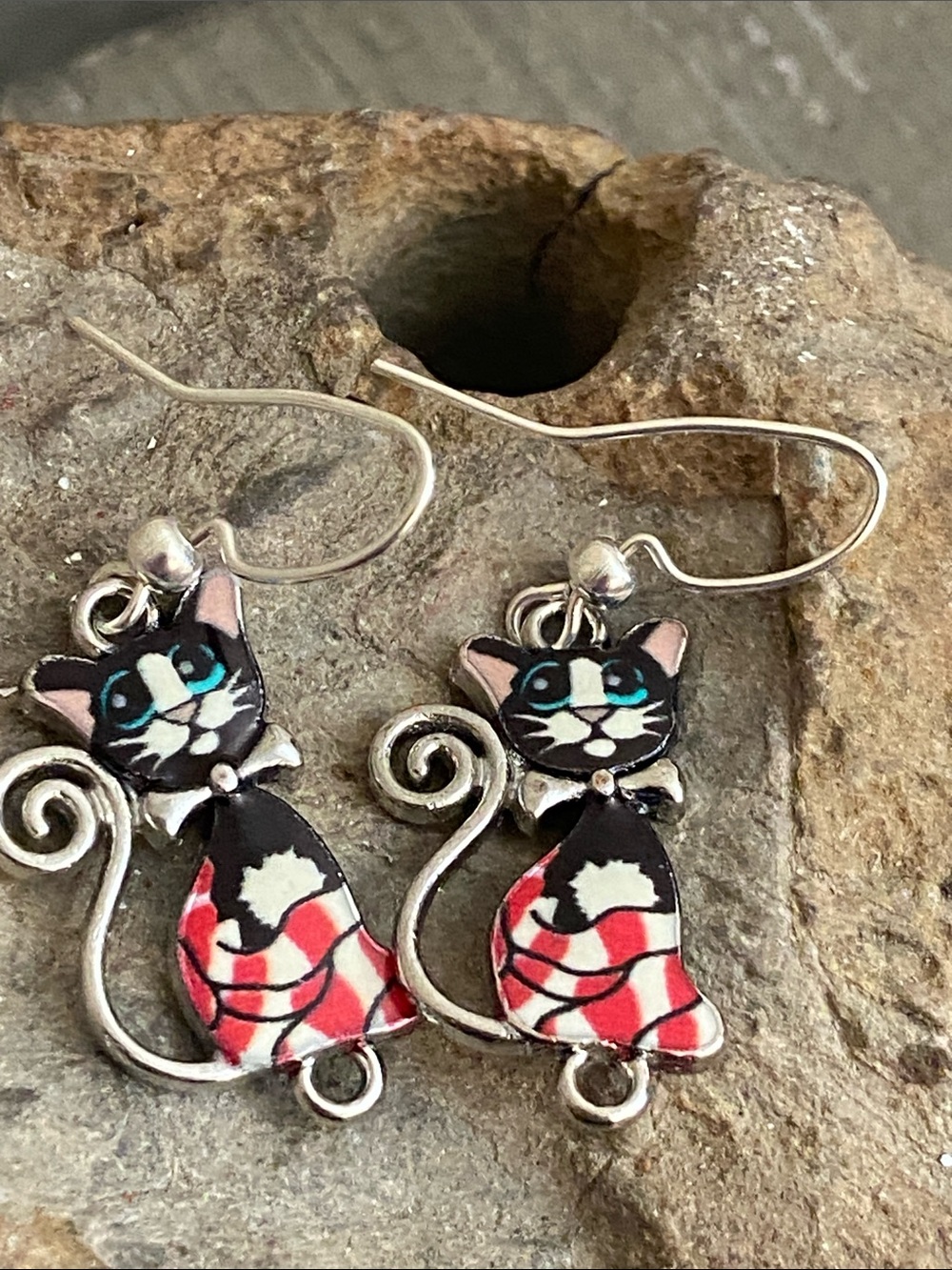 5/$10❤️❤️❤️New Cat Dangling Earrings by Alyce Rancour